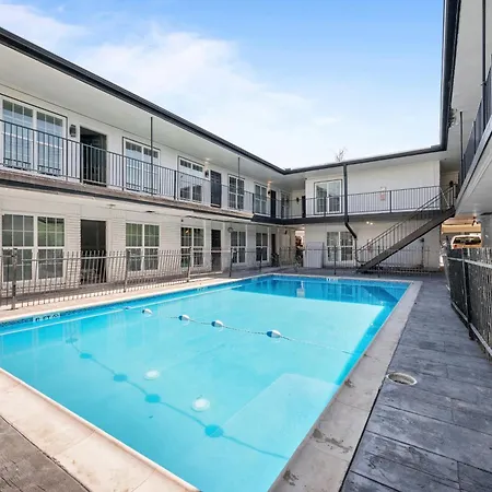 Charming Getaway In Houston Heights Apartment